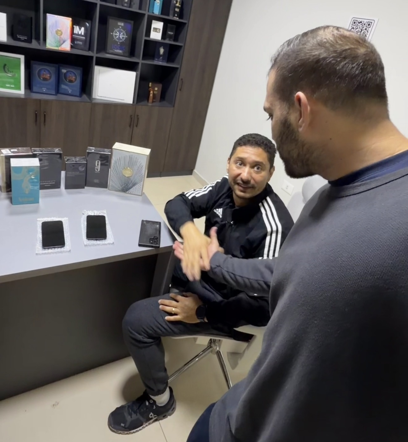 Bruno em reunião de atendimento com clientes